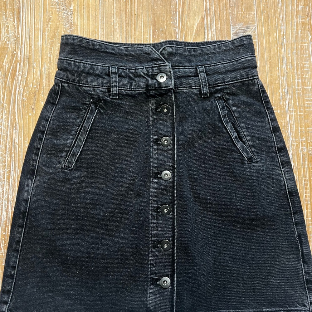 Black Button-Front Pilcro Denim Skirt